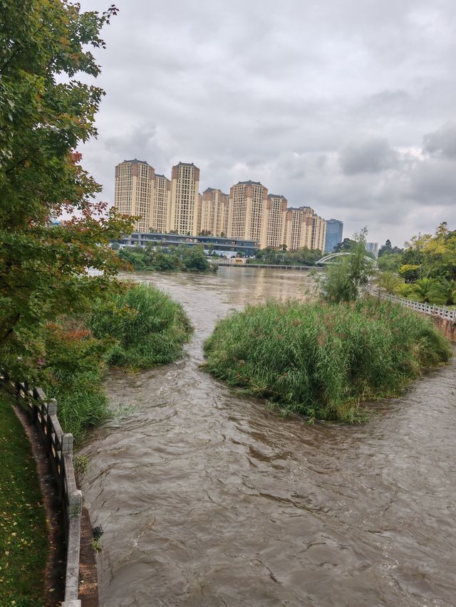 雨後仙境！昆明瀑布公園的秋日限定風景
