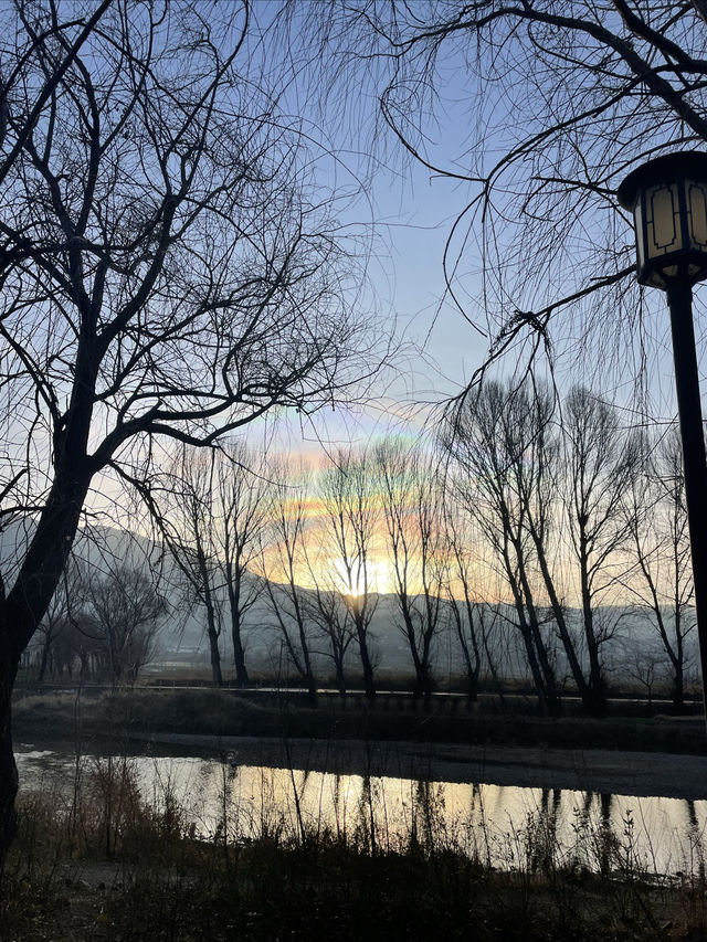 冬日裡的沙溪秘境，這座被時光遺忘的古鎮總能帶來意外驚喜✨藍天下五彩的雲霞、晨霧繚繞的古橋、靜靜流淌的
