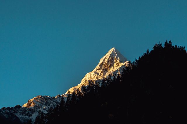 秋天在雨崩村欣賞梅里雪山的日照金山