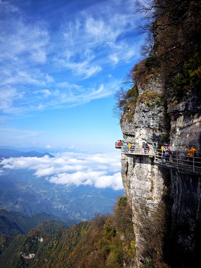 雲霧繚繞龍頭山