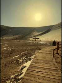 夕陽墜落沙丘的瞬間敦煌月牙泉登頂終極浪漫