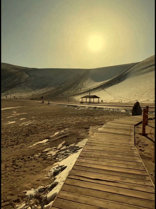 夕陽墜落沙丘的瞬間敦煌月牙泉登頂終極浪漫