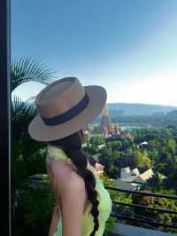 在版納告莊星光夜市的喧囂旁，竟藏著這樣一處靜謐花園