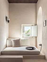 希臘聖托里尼｜打卡隱藏黑沙灘邊的絕美酒店