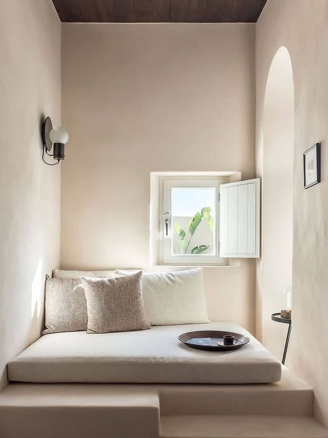 希臘聖托里尼｜打卡隱藏黑沙灘邊的絕美酒店