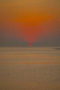 凌晨5點的北海銀灘，承包整片橘子海浪漫