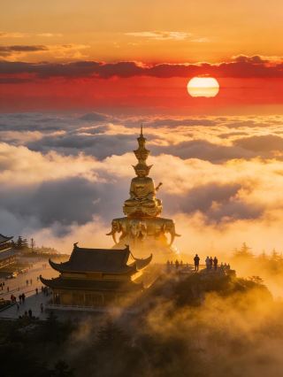 峨眉山金頂の神秘！一目で九層の山々を見渡す、中国で最も感動的な雲上の展望台