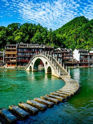 Hunan Fenghuang Ancient Town | rustic mountain town by day, city of lights by night