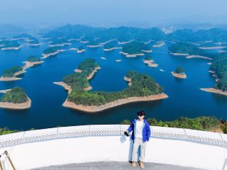The romance of spring, half on the branches, half in the emerald waters of Qiandao Lake. I always feel that not visiting Qiandao Lake in spring is a disservice to the season.