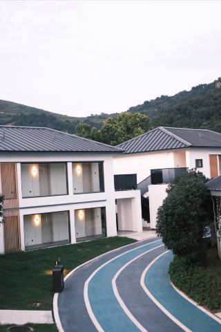 一家以運動為主題的民宿，圍山而建，民宿周圍都是跑道，足球籃球元素很多，有大草坪、咖啡店、星空餐廳