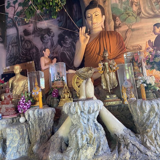 วัดถ้ำเขาเต่า วัดริมทะเลวิวสวย  ในหัวหิน