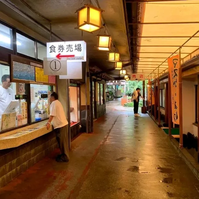 日本的夏天總是那麽的詩情畫意，無數原鄉原味的日本元素編織成日本美麗的夏季。日本人傳統的消夏流水素麵。
