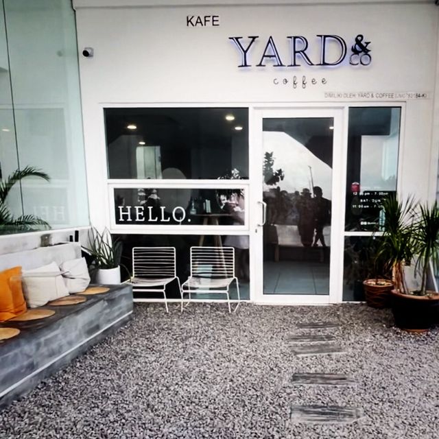 Scenic cafe by the sea 🏝️
