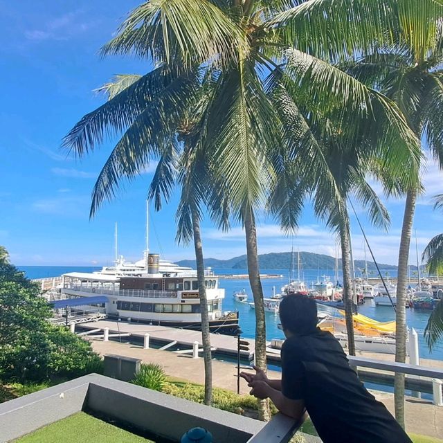 BREAKFAST BY THE POOL AND SEA