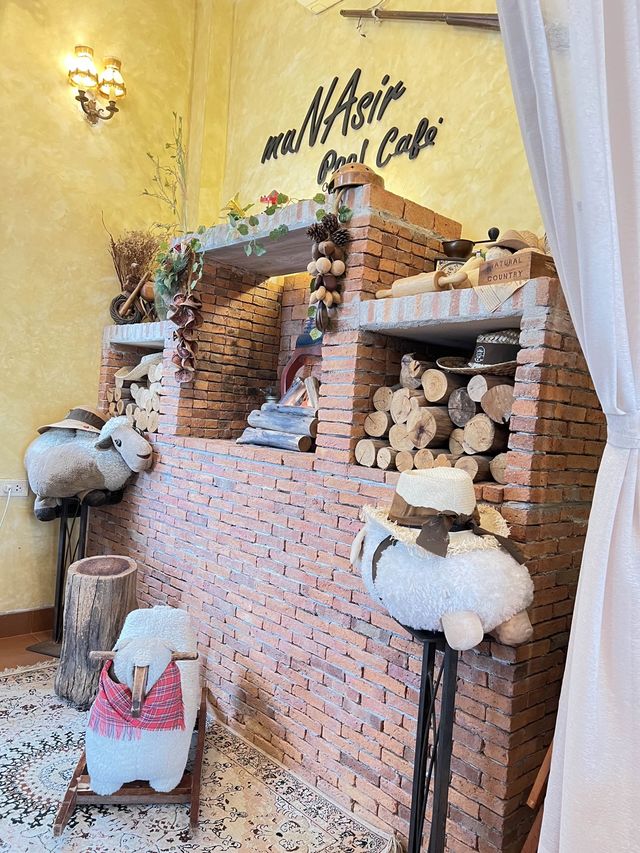 Munasir ร้านกาแฟนั่งชิวริมสระ ณ พัทยา