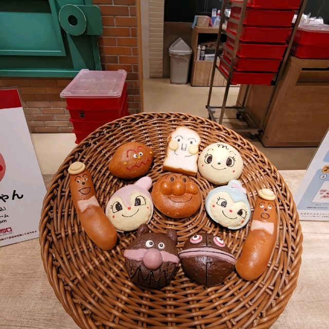 北海道的 富良野，大人愛上薰衣草花田、彩色花海，海馬仔則愛上「麵包超人專賣店」