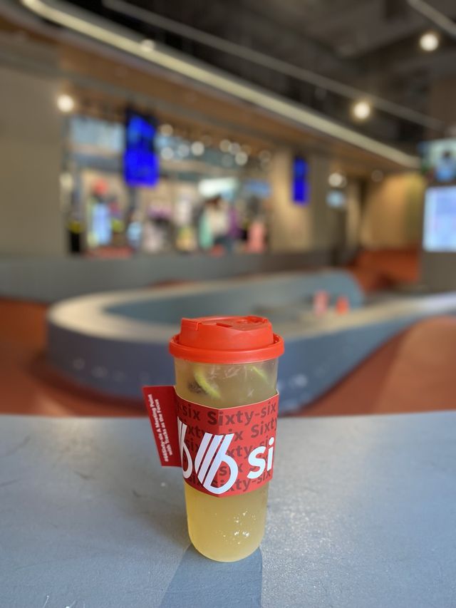 滑板店內的手打飲料