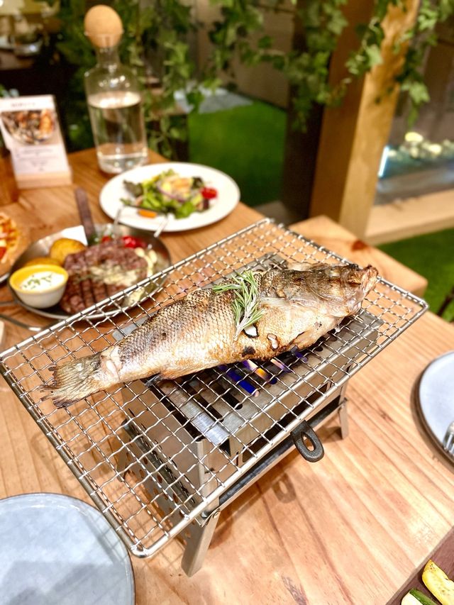 旺角 露營主題打卡西餐 營火烤魚棉花糖