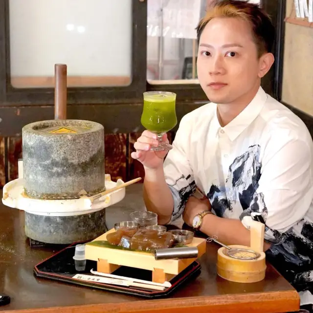 梅田「芭蕉庵」有一個超好玩的石臼體驗活動，可以自己動手用石臼磨黑豆，製作美味的黑糖蕨餅
