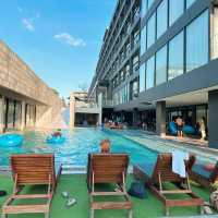 โรงแรมติดริมทะเล ANA ANAN Pattaya สระว่ายน้ำลอยฟ้า