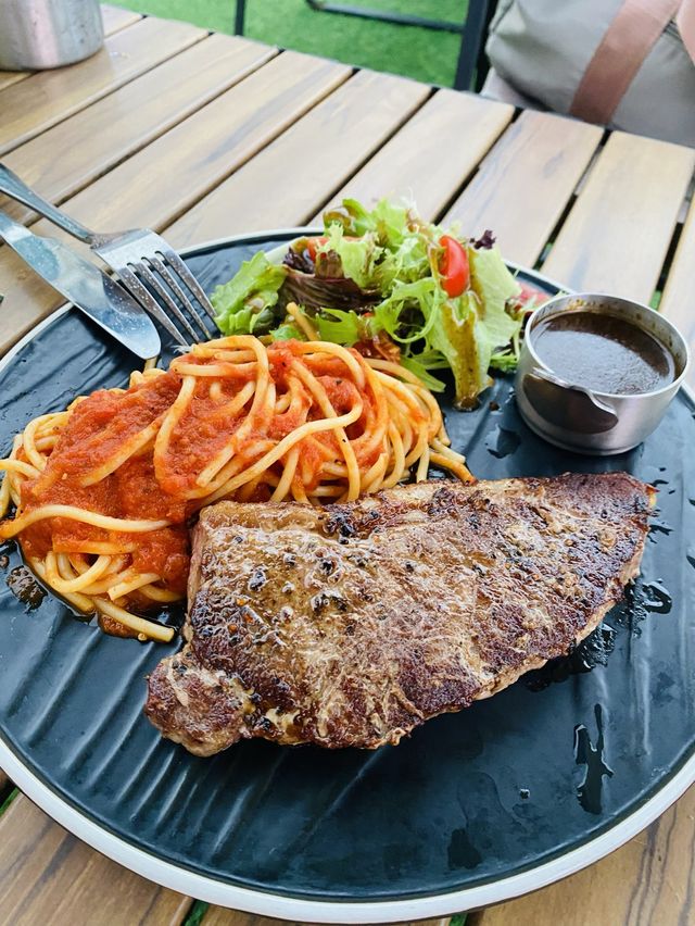 「大梅沙風浪餐廳 - 露營風情下的美食」