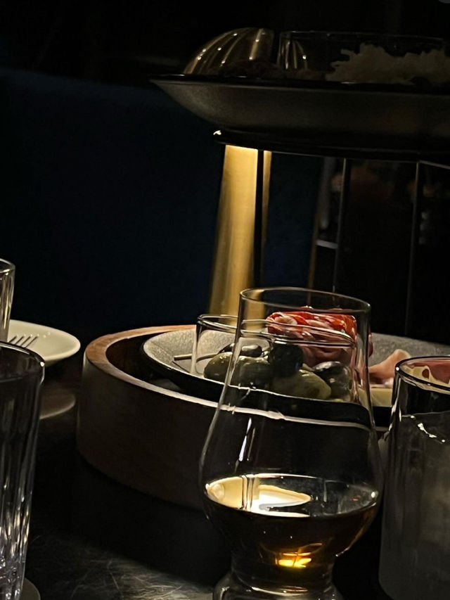 프렌치 감성의 무드를 느낄수 있는 레스케이프 호텔, 마크다모르 바🥂