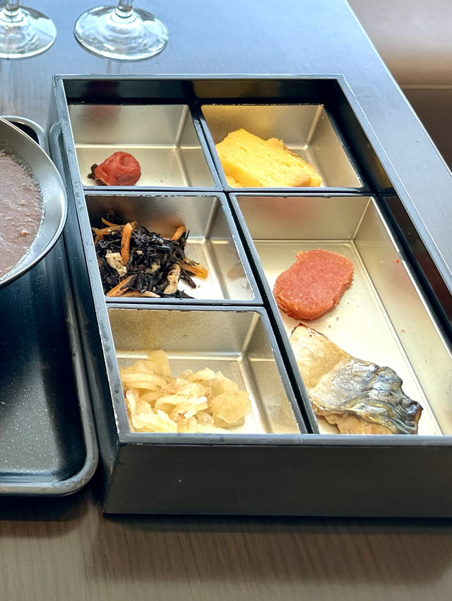 Lounge อลังการ ญี่ปุ่นสไตล์ และมีดีที่แกงกะหรี่ 🍛