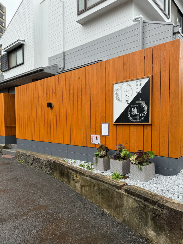 【福岡カフェ】木の温もりと木漏れ日を感じられる和モダンカフェ