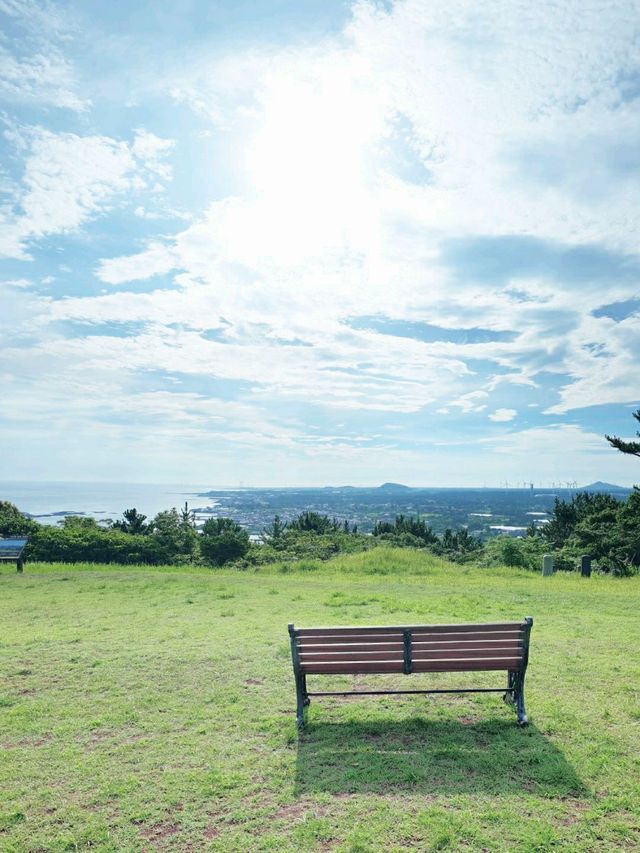 🏖에메랄드빛 해변과 ⛰초록빛 오름의 조화! 함덕해변
