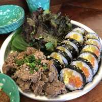 サンチュで巻いて食べるキンパとお肉♡