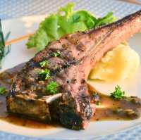 นอนโรงแรมหรูกินบุฟเฟ่ต์นานาชาติบนตึกใบหยก