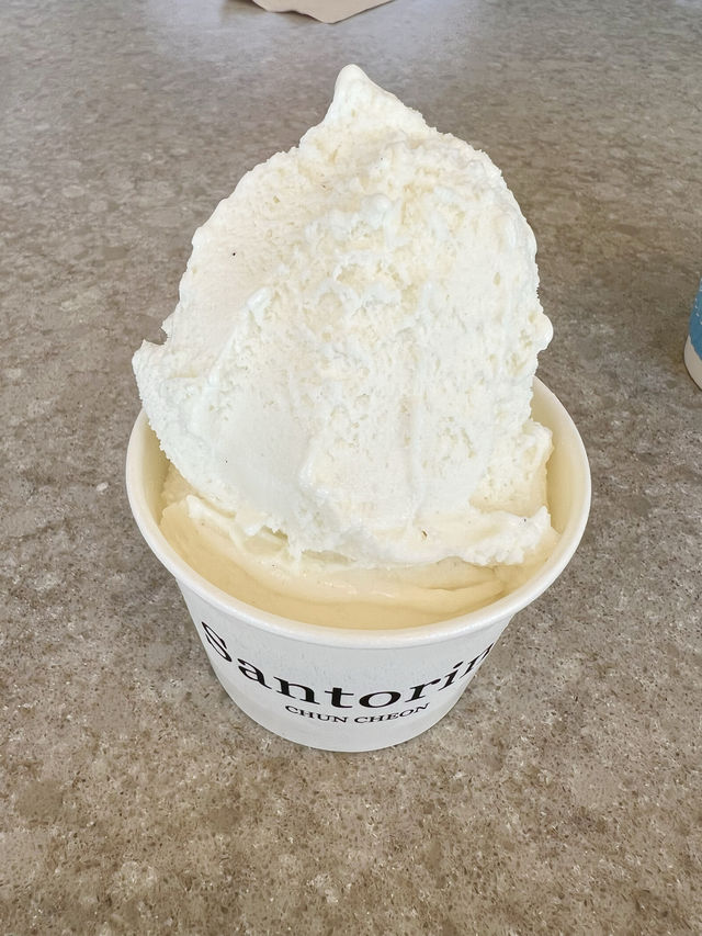 春川の九峰山。まさにギリシャ風のカフェ「サントリーニ」