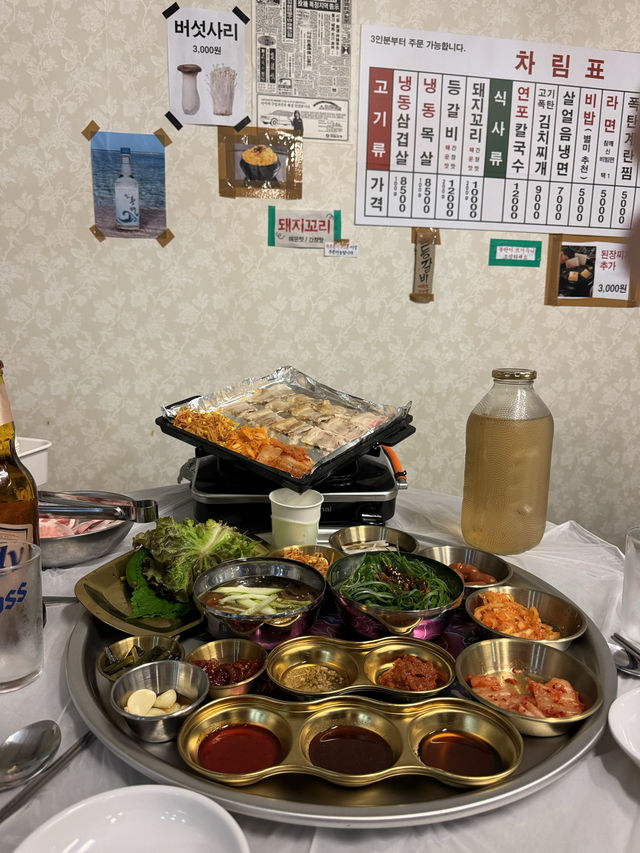 레트로한 감성과 맛까지 겸비한 냉동삼겹살 맛집 ✨