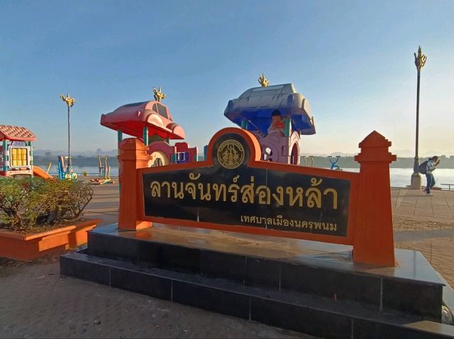เดินเล่นริมโขง นครพนม