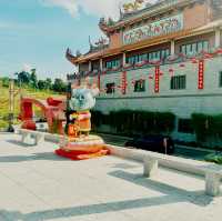 Explore Si Thian Kong Temple: Stunning Decor and the Fun Shouting Fountain