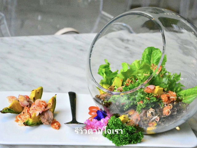คาเฟ่คุมโทนขาวเขียวบรรยากาศร่มรื่น
