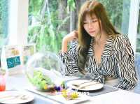 คาเฟ่คุมโทนขาวเขียวบรรยากาศร่มรื่น