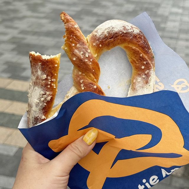 排隊食蝴蝶麵包圈 