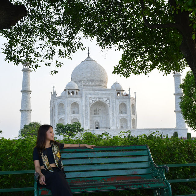 Getting enthralled by the magestic beauty of Taj Mahal