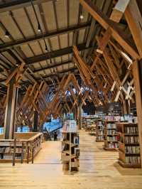 【高知】建築好きの人は行きたい‼️あの隈研吾が設計した図書館を紹介📕