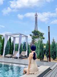 에펠탑이 보이는 수영장에서 물놀이 🏊🏻‍♀️💙