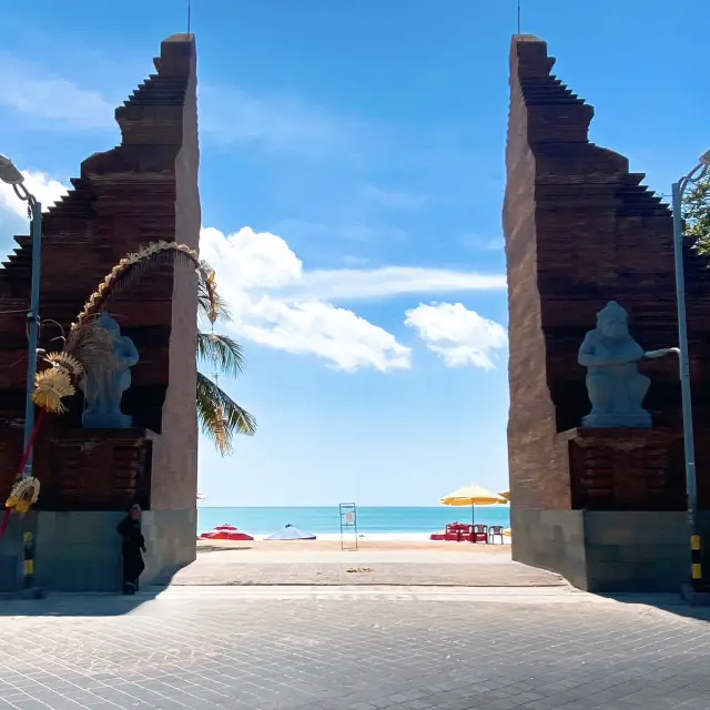 【峇里島】彷彿被吸入的裂縫門，獨特的「海之家」