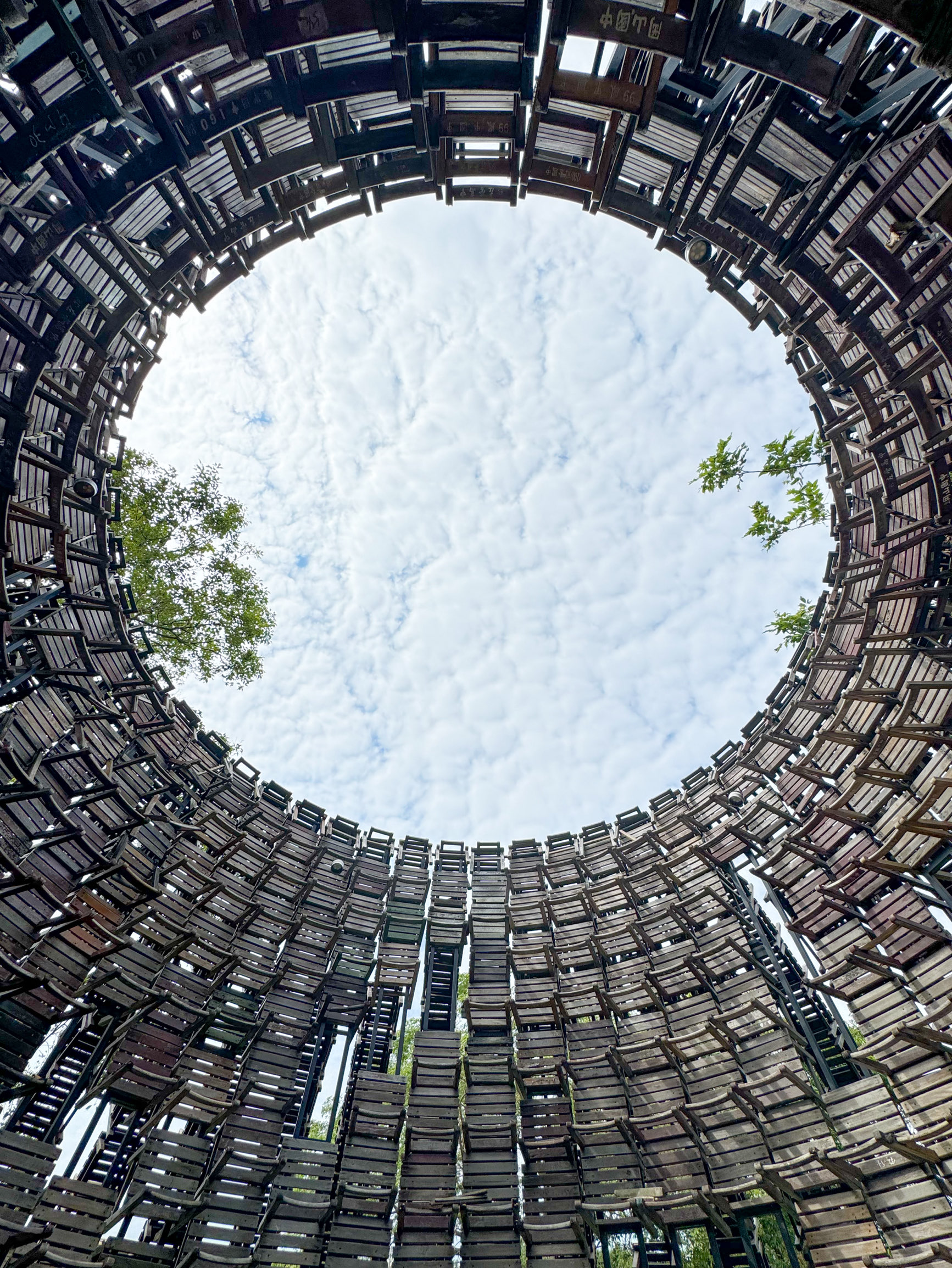 高雄】使わなくなった学校の椅子がアートに🎨⁉ SDGsなアート『椅子楽譜