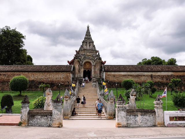 สักการะพระธาตุคู่เมืองลำปาง วัดพระธาตุลำปางหลวง