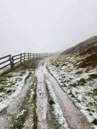 Snowy Winter Hike at the Peak District National Park 🌨️