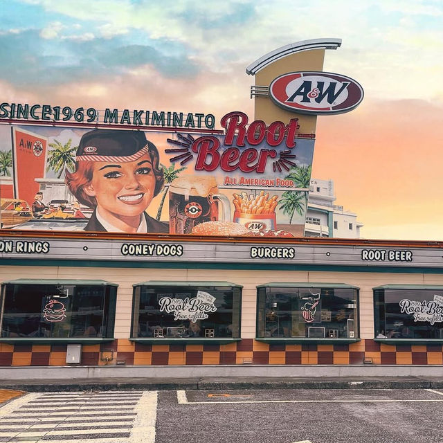 ☾︎沖縄☽︎ アメリカンな巨大看板が可愛すぎるバーガーショップ