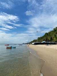 พักผ่อนชิล ๆ ริมทะเลที่หาดบางแสน 🌊