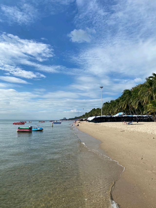 พักผ่อนชิล ๆ ริมทะเลที่หาดบางแสน 🌊