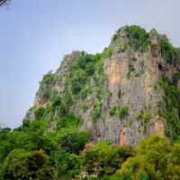 วัดเขาย้อย เพชรบุรี โบสถ์ไม้แกะสลักสุดวิจิตร 