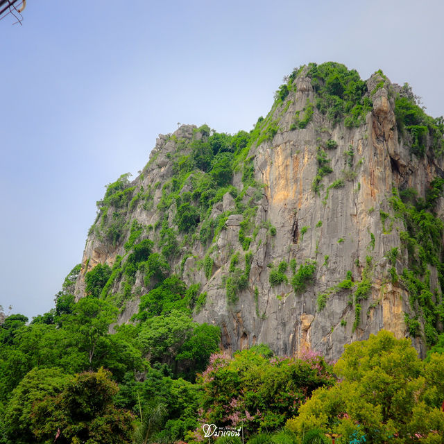วัดเขาย้อย เพชรบุรี โบสถ์ไม้แกะสลักสุดวิจิตร 